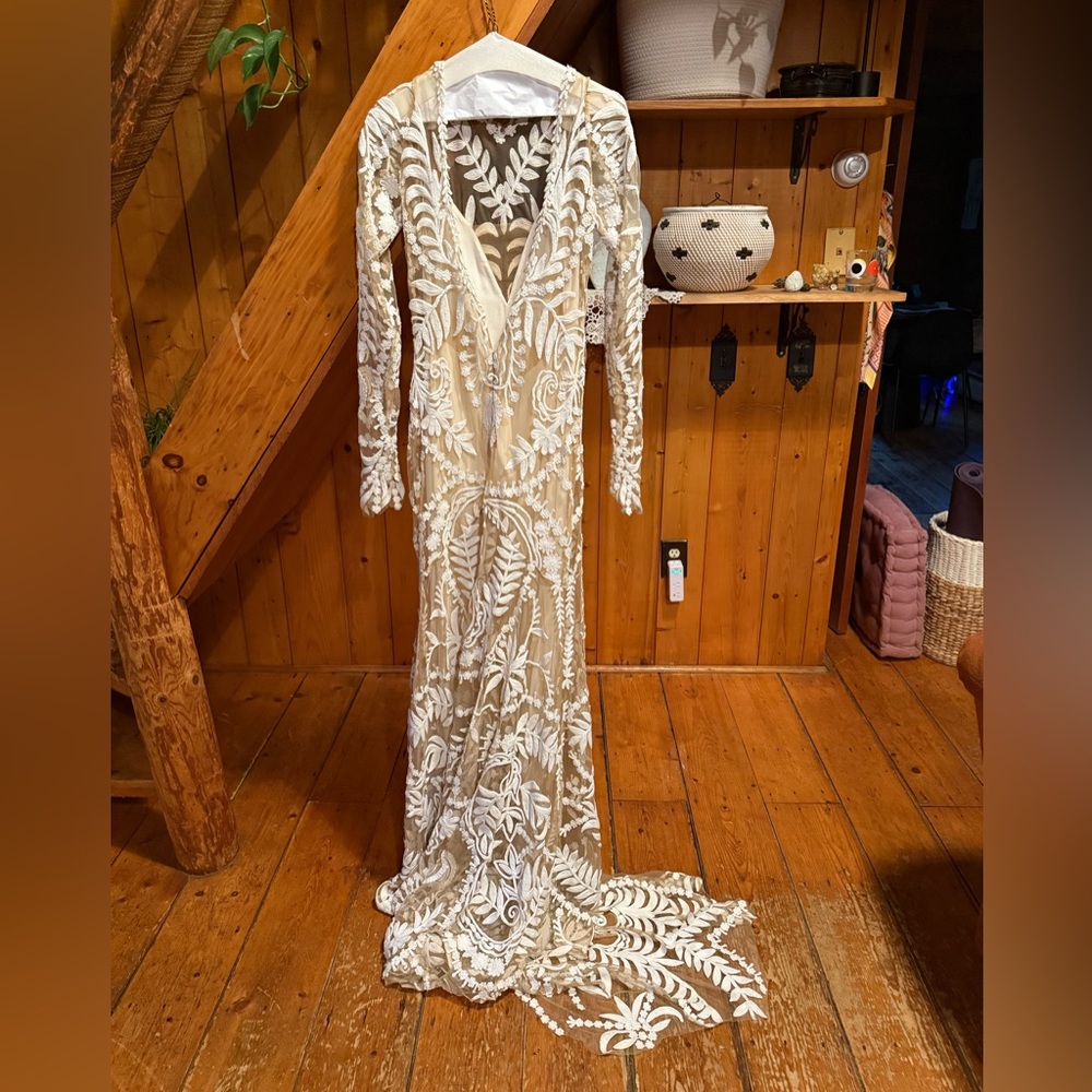 Elegant Cream Lace Wedding Dress - Picture 6 of 16